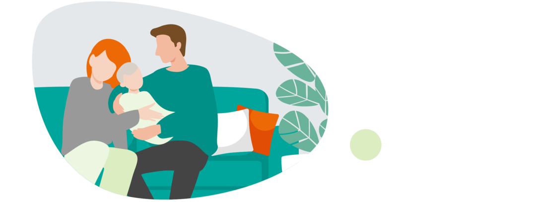 Die Abbildung zeigt Eltern mit ihrem Kleinkind auf dem Sofa sitzend. Die Abbildung zeigt Eltern mit ihrem Kleinkind auf dem Sofa sitzend.